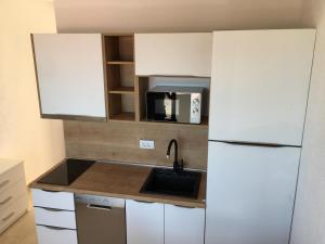伯德古拉Apartment Nola的厨房配有白色冰箱和水槽