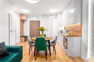 弗罗茨瓦夫Star4You II Apartments的小型公寓配有桌椅和厨房