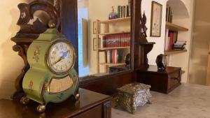 斯培西亚La casa di Alice的镜子前的桌子上坐着一个钟