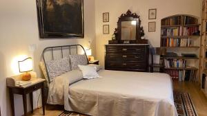 斯培西亚La casa di Alice的一间卧室配有一张床、梳妆台和镜子