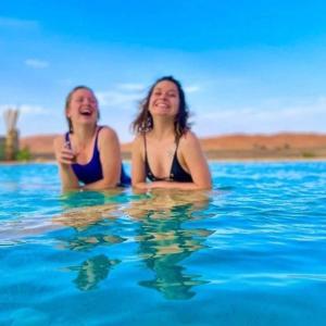 梅尔祖卡Riad Caravasar的两个女人在水中游泳