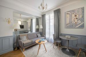 巴黎LE BEAU MARAIS - Luxury Apartments, AIR COND, LIFT的客厅配有沙发和桌子