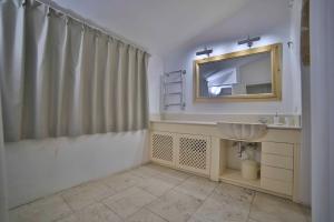 加利波利扎凯欧宫住宿加早餐旅馆的一间带水槽和镜子的浴室