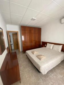 阿利坎特Cozy Apartment in Centre of Alicante near Plaza de Toros的一间卧室配有一张床和一张桌子
