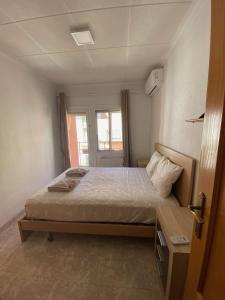 阿利坎特Cozy Apartment in Centre of Alicante near Plaza de Toros的一间带床的卧室,位于带窗户的房间内