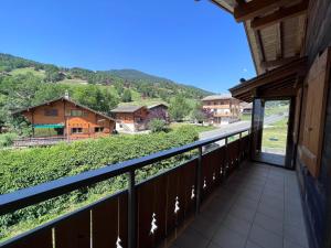 拉克吕萨Petit Lutin - Chalet sur les pistes的山景阳台。