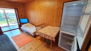 扎马迪Wellapartman Zamárdi的客房设有冰箱、桌子和床。