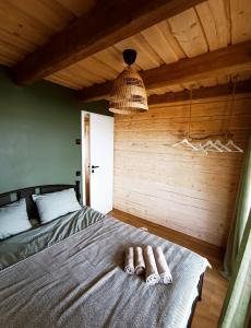 MiežonysChill House的一间卧室配有一张床,上面有两条毛巾
