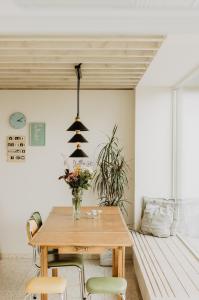圣劳伦斯Huisje Nummer Tien的一间带木桌和椅子的用餐室