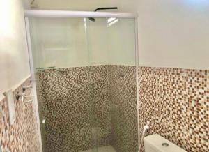 莫索罗FlatStudio01 em condomínio residencial na Nova Betânia的带淋浴的浴室和玻璃门