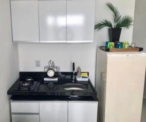 莫索罗FlatStudio01 em condomínio residencial na Nova Betânia的厨房配有炉灶、水槽和冰箱。