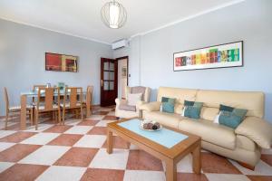加的斯Descanso en Cádiz的客厅配有沙发和桌子