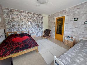 SimpeleLana Guest house的一间卧室设有一张床和一个黄色的门