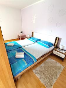 采尔克诺Apartments Špik的一间卧室配有一张床,上面有两条毛巾