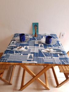 戈亚斯州上帕莱索A Taberna - chalés的一张桌子上布满了蓝白的桌布