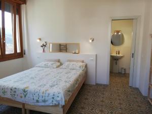 San GregorioB&B San Gregorio SINNAI的一间卧室配有床、水槽和镜子