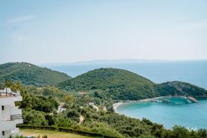 波帝卡Arilla Beach Hotel的从大楼欣赏海滩美景