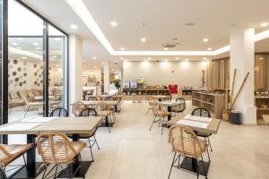 奥良Pure Formosa Concept Hotel的自助餐厅内带桌椅的餐厅