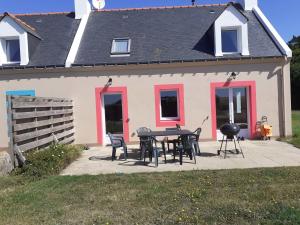 索宗Maison T4 avec jardin près plage Donnant, Sauzon – Animaux ok, WiFi, parking, 7 pers. - FR-1-418-19的房屋前方设有桌椅