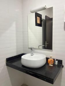 努瓦克肖特CasaHouse Apparts的白色的浴室设有水槽和镜子