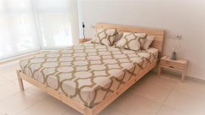 瓦伦西亚BEACH VALENCIA 21 - Luxury Apartament on Beach的一间卧室配有一张大床和木制床头板