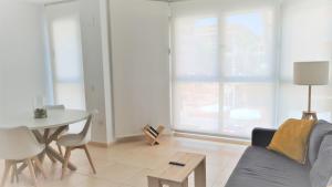 瓦伦西亚BEACH VALENCIA 21 - Luxury Apartament on Beach的客厅配有沙发和桌子