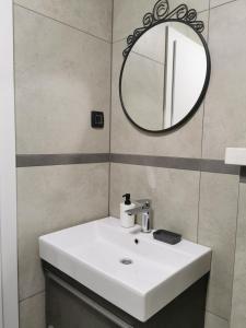 科尔丘拉Guesthouse Korkyra Sun的浴室设有白色水槽和镜子