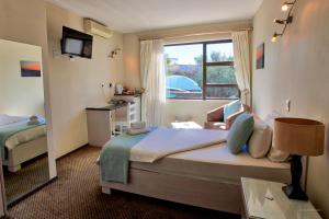 温特和克图勒酒店的酒店客房设有床和窗户。