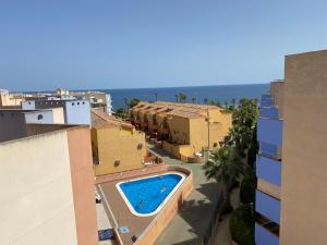 奥里韦拉海滩Luxurious 2 bedroom apartment near Cabo Roig strip的从大楼内可欣赏到游泳池的景色