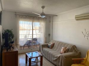 奥里韦拉海滩Luxurious 2 bedroom apartment near Cabo Roig strip的客厅配有带婴儿的沙发