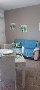 特拉佩托SOPHIA Appartament的客厅配有蓝色的沙发和桌子