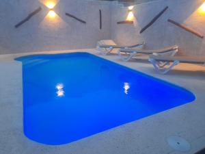 贝尔蒙特Las Aguardas的灯光的房间的蓝色游泳池