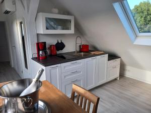 埃森Bredeney View的厨房配有白色橱柜和台面