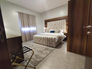 阿卜杜勒国王经济城العبير شقة فندقية的一间卧室配有一张带白色床罩的大床