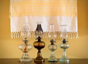 奥尔塔Casa da Japoneira的一组玻璃瓶坐在桌子上