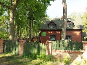 波别罗沃Domki Klara的绿色栅栏后的房子