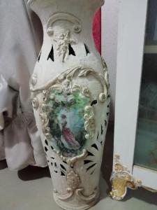 帕莫瑞Guest House Orchidea的白色花瓶上挂着鸟的照片