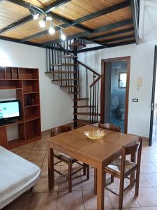 卡塞塔Hakuna Matata ,grazioso appartamento in centro的一间带桌子和楼梯的用餐室