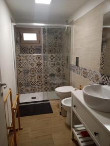 普拉Vacanze Nella casetta的浴室配有卫生间、盥洗盆和淋浴。