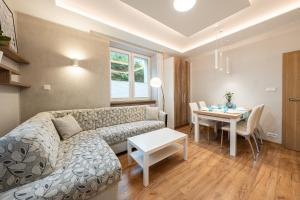 卡托维兹Apartment BlueBird Katowice near Spodek MCK & City Center的客厅配有沙发和桌子