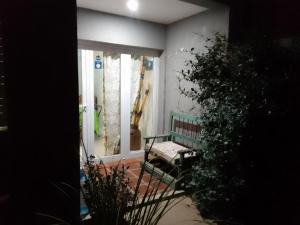 坦迪尔Departamentos R y R Azcuénaga的窗户房间里绿色长凳