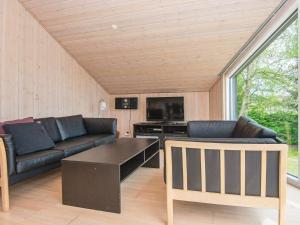 埃格斯科夫Three-Bedroom Holiday home in Børkop 7的客厅配有两张沙发和一张桌子