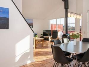 Nørre LyngvigThree-Bedroom Holiday home in Hvide Sande 2的一间带桌椅的用餐室