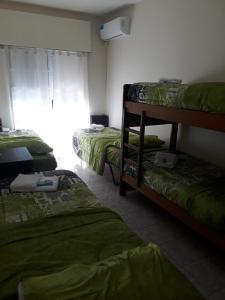 布宜诺斯艾利斯DUPLEX DEVoTO 5238的客房设有三张双层床和一扇窗户。