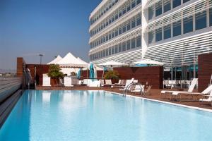 萨拉戈萨西贝卢斯酒店的大楼前的大型游泳池