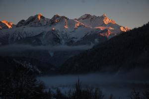 ChioraChiora Inn的一群白雪 ⁇ 的山,前方有湖泊