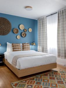 彭蒂克顿Kettle Valley Beach Resort的蓝色的卧室,配有床和蓝色的墙壁