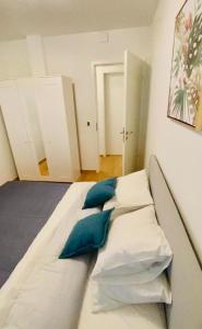 卢森堡Brand New Luxury 3 bedrooms, Terrace and Free Parking - noah的一张大白色的床,里面配有蓝色枕头