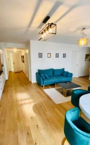 卢森堡Brand New Luxury 3 bedrooms, Terrace and Free Parking - noah的客厅配有蓝色的沙发和桌子