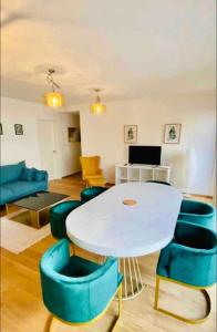 卢森堡Brand New Luxury 3 bedrooms, Terrace and Free Parking - noah的客厅配有白色桌子和蓝色椅子